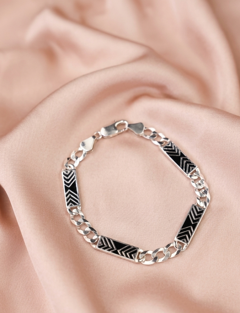 The Duo TextureWide bracelet mixing smooth and textured vertical bar