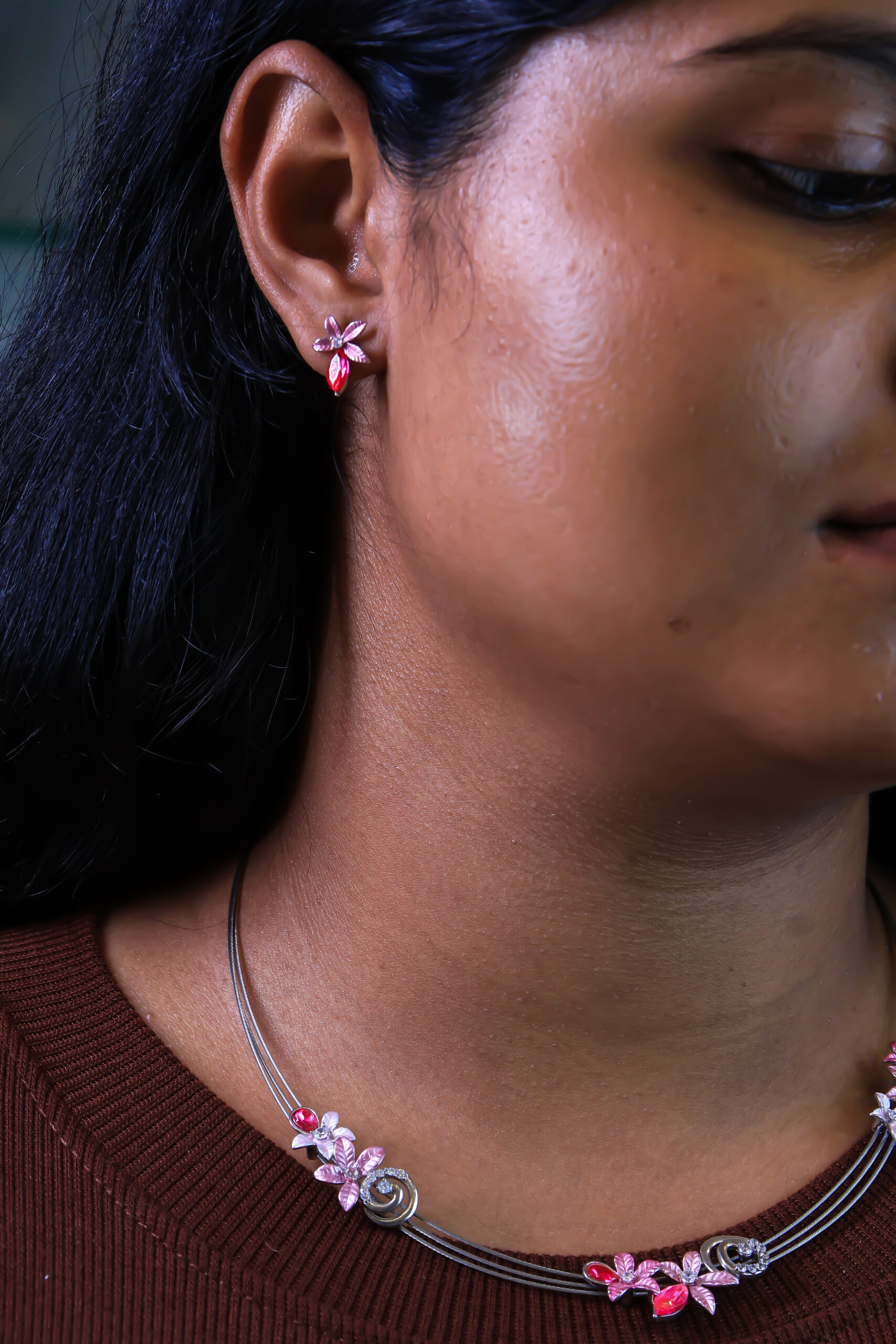 TRIPLE STRAND WITH FLOWER CHAIN