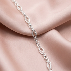 Flow Alternating oval and round links.